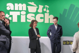 Ausstellung »AmTisch«, Szenografie, Museum Ostwall, Dortmund, 2025 © Roland Baege